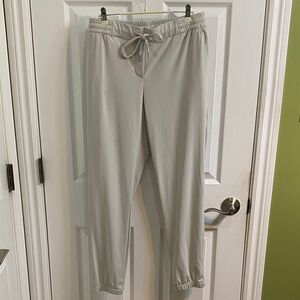 RW&CO 4 Way Stretch Light Tan Joggers Elastic Cuffs Pockets Women’s Size Medium